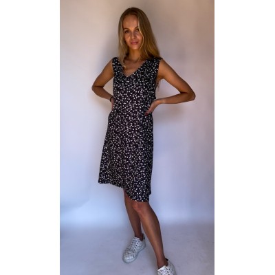 Rozkloszowana sukienka w białe kwiatki